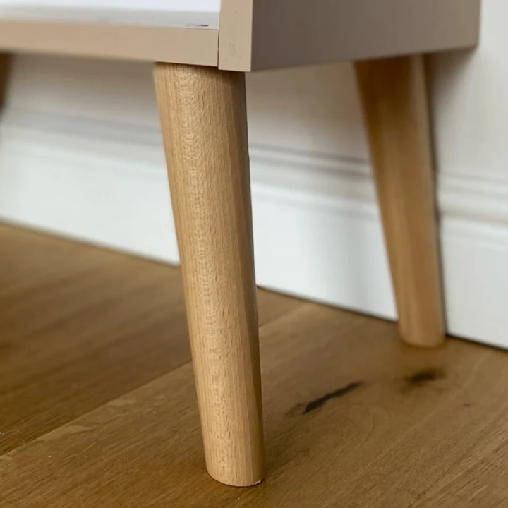 szafa z drążkiem i półkami