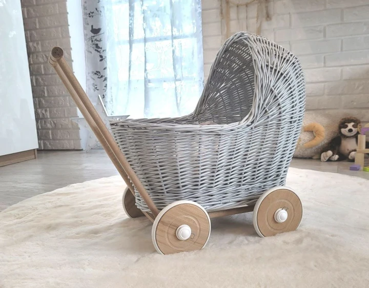 pierwszy wózek dla lalki