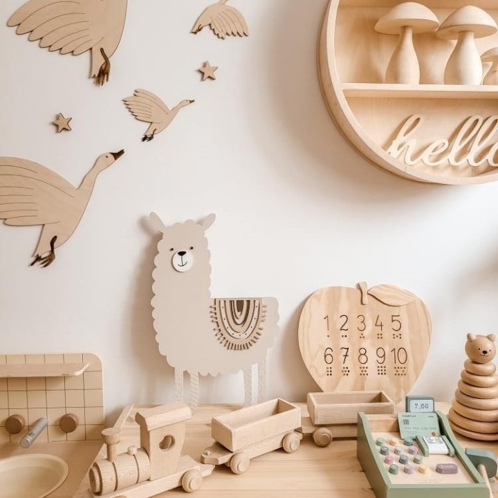 lampka-z-drewna-lama-bezowa