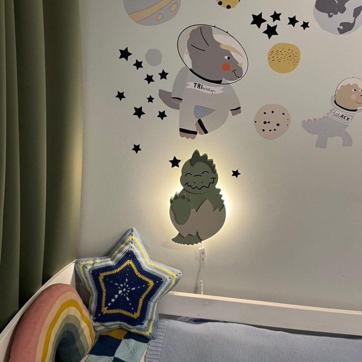 lampka z drewna dinozaur