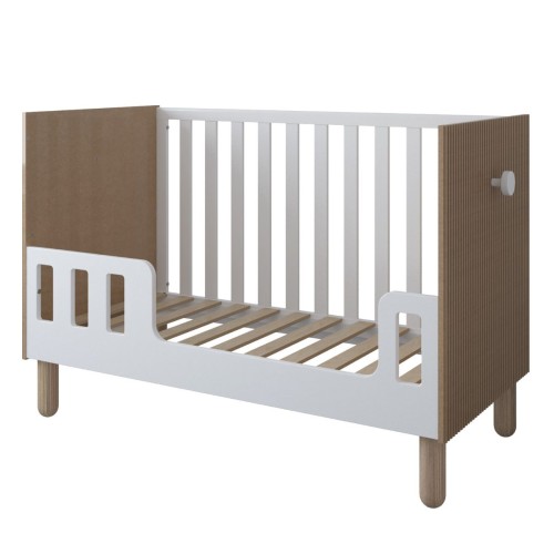 Białe łóżeczko Cocolo z funkcją tapczanika i wyjmowanymi szczebelkami