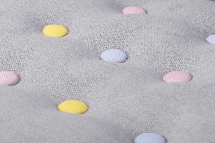 zbliżenie na welur fotelika Candy