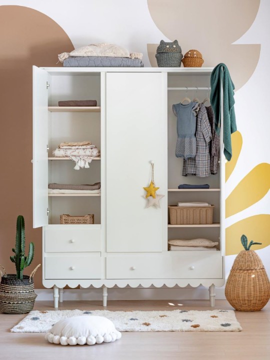 Wnętrze białej szafy Babushka z półkami i drążkami