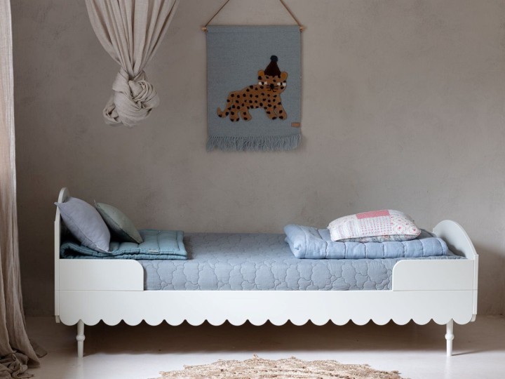 Białe łóżko młodzieżowe Babushka z falbanką