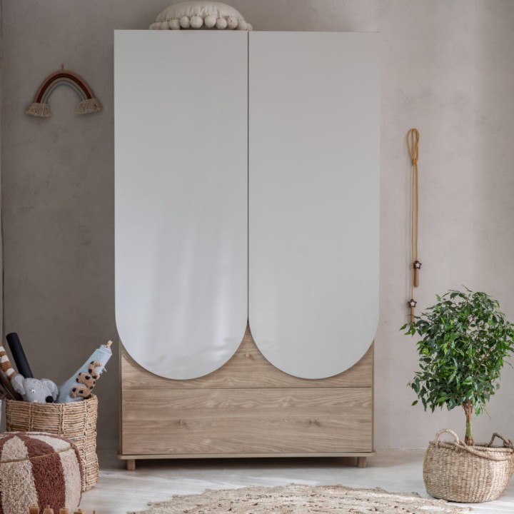 Wysoka szafa dziecięca Bloom dąb kaszmir w pokoju dziecka