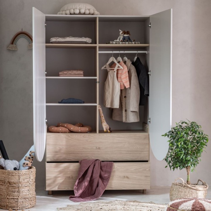 Wnętrze wysokiej szafy Bloom z półkami, drążkiem i szufladami