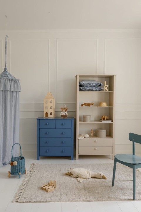 regał Collet wysoki 3 półki 2 szuflady kaszmir w pokoju dziecka