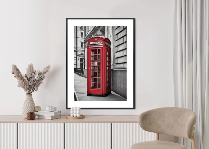 Plakat Czerwona Budka Telefoniczna Na Czarno Białej Ulicy