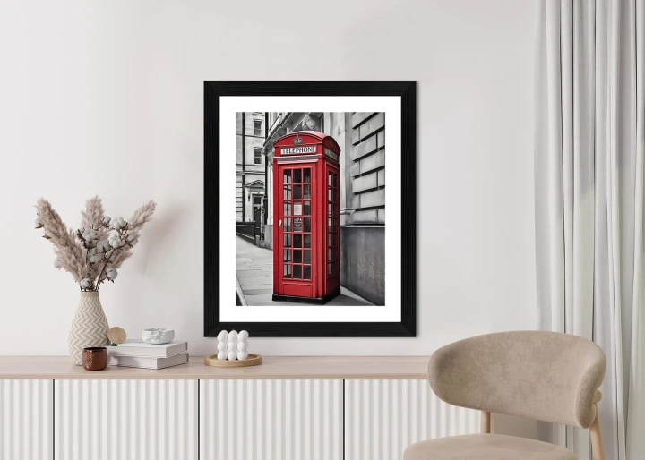 Plakat Czerwona Budka Telefoniczna Na Czarno Białej Ulicy