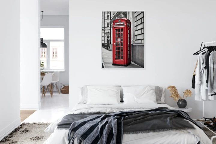 Plakat Czerwona Budka Telefoniczna Na Czarno Białej Ulicy