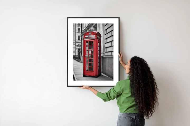 Plakat Czerwona Budka Telefoniczna Na Czarno Białej Ulicy