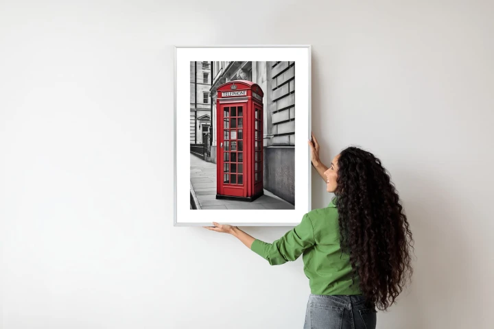 Plakat Czerwona Budka Telefoniczna Na Czarno Białej Ulicy