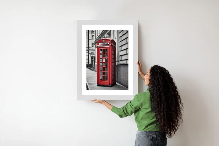 Plakat Czerwona Budka Telefoniczna Na Czarno Białej Ulicy