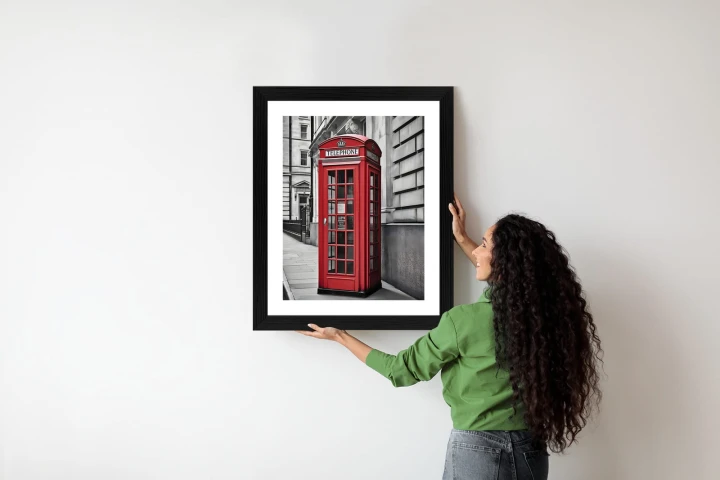 Plakat Czerwona Budka Telefoniczna Na Czarno Białej Ulicy