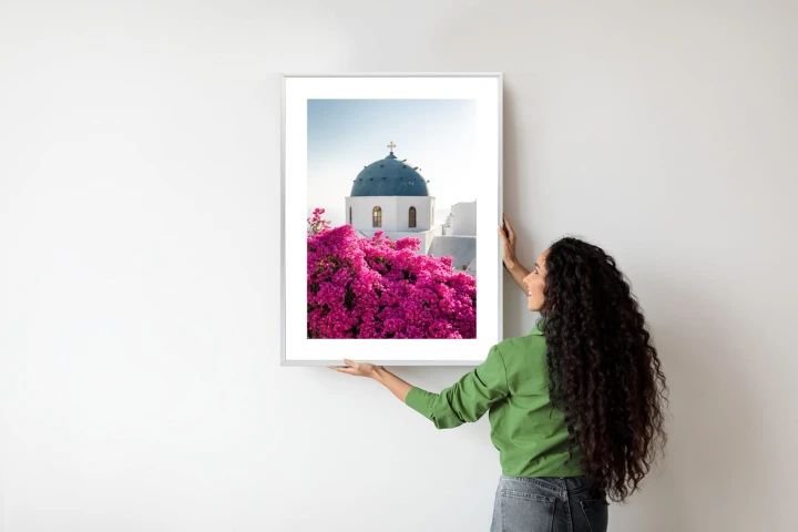 Plakat Typowa Architektura Santorini I Kwitnąca Bugenwilla