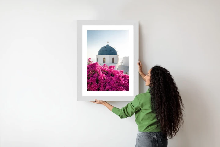 Plakat Typowa Architektura Santorini I Kwitnąca Bugenwilla