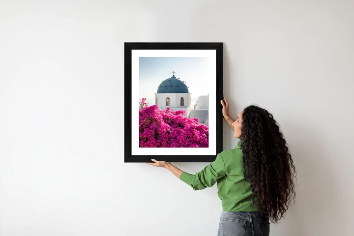 Plakat Typowa Architektura Santorini I Kwitnąca Bugenwilla