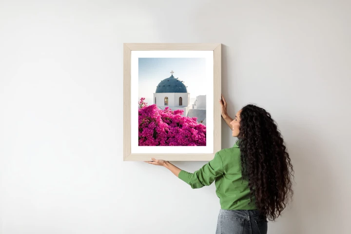 Plakat Typowa Architektura Santorini I Kwitnąca Bugenwilla