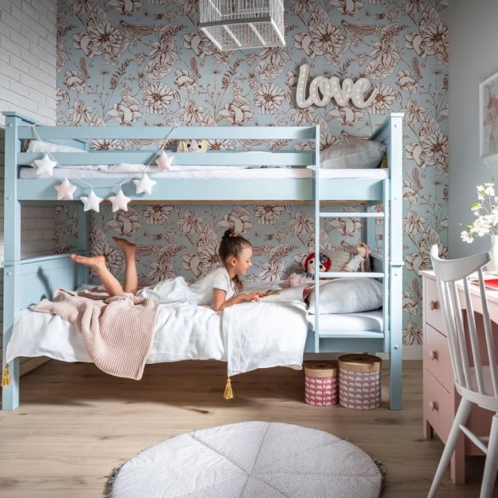 niebieskie łóżko piętrowe Collet 90x200 w pokoju dziewczynki