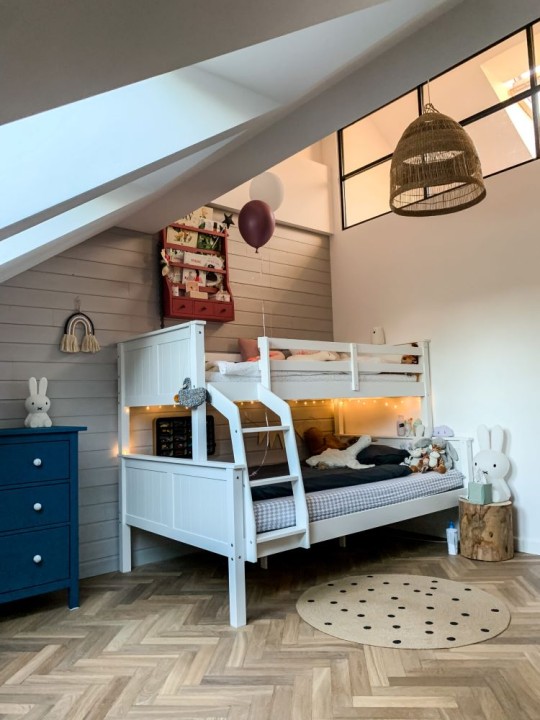 łóżko piętrowe Collet 120x200 niebieskie z pełnymi szczytami w pokoju dla rodzeństwa