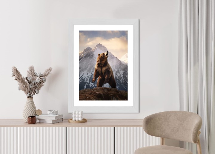 Plakat Niedźwiedź Grizzly Na Śnieżnym Paśmie Górskim
