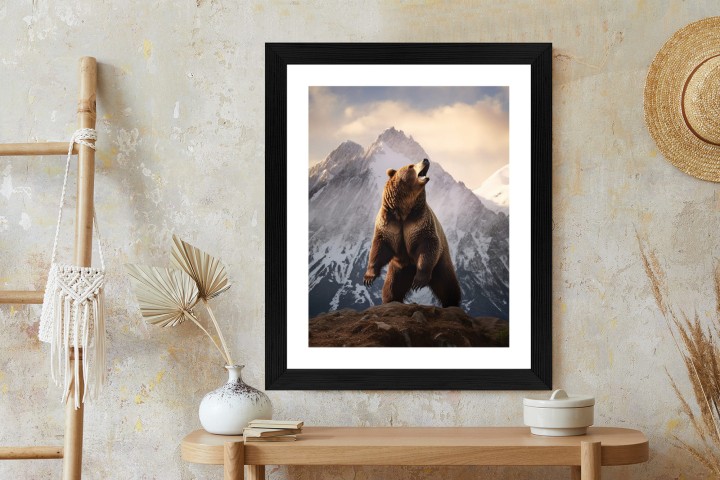 Plakat Niedźwiedź Grizzly Na Śnieżnym Paśmie Górskim