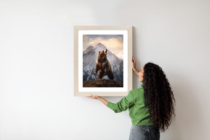 Plakat Niedźwiedź Grizzly Na Śnieżnym Paśmie Górskim