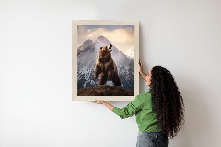 Plakat Niedźwiedź Grizzly Na Śnieżnym Paśmie Górskim