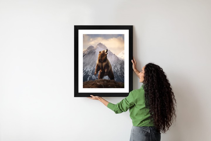 Plakat Niedźwiedź Grizzly Na Śnieżnym Paśmie Górskim