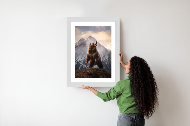 Plakat Niedźwiedź Grizzly Na Śnieżnym Paśmie Górskim