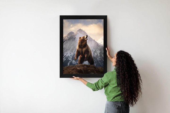 Plakat Niedźwiedź Grizzly Na Śnieżnym Paśmie Górskim