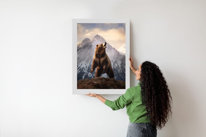 Plakat Niedźwiedź Grizzly Na Śnieżnym Paśmie Górskim