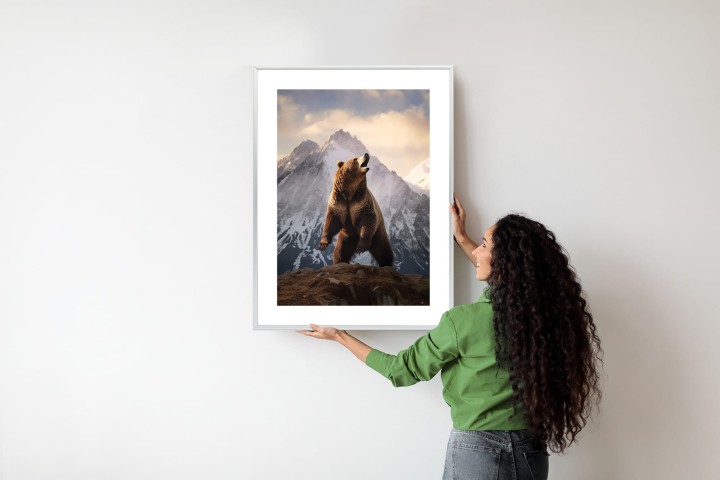 Plakat Niedźwiedź Grizzly Na Śnieżnym Paśmie Górskim