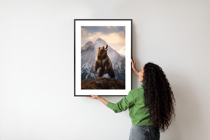 Plakat Niedźwiedź Grizzly Na Śnieżnym Paśmie Górskim