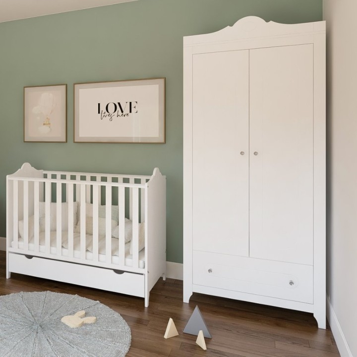 Szafa dla małej dziewczynki Glamour ustawiona obok łóżeczka Glamour