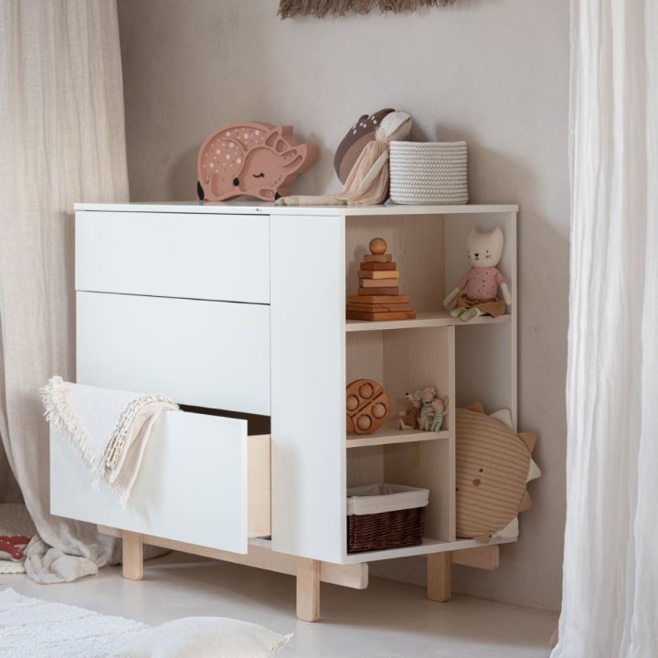 Aranżacja pokoju dziecka z białą komodą z regałem Basic i zabawkami na półkach