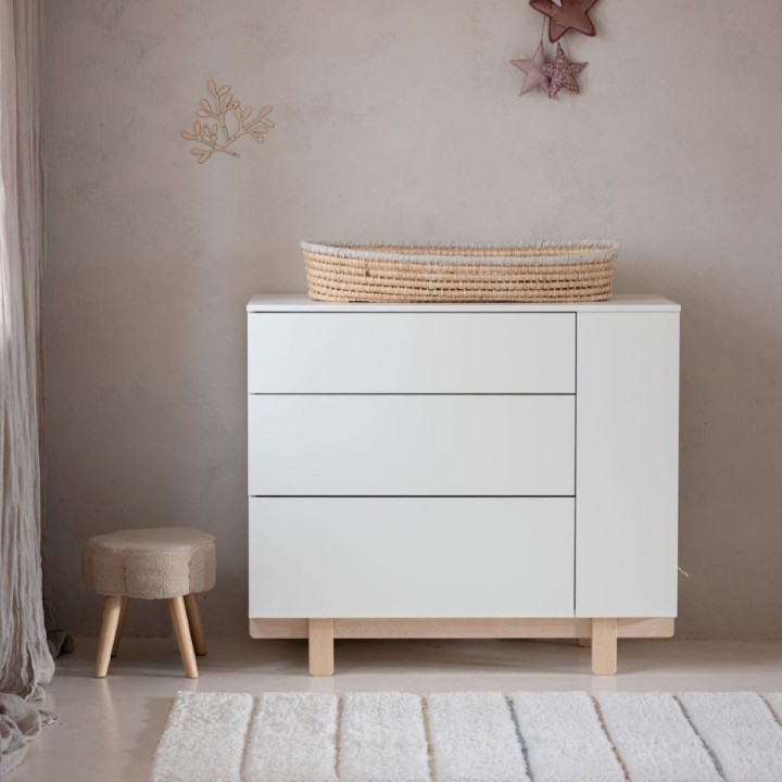 Biała komoda z regałem Basic z wiklinowym koszem-przewijakiem na blacie