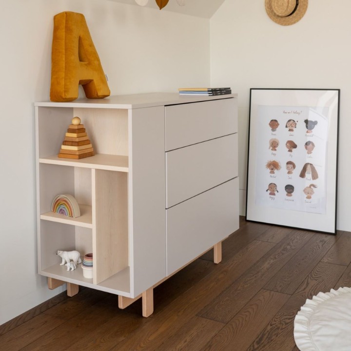 Aranżacja pokoju z komodą Basic kaszmir i zabawkami na półkach