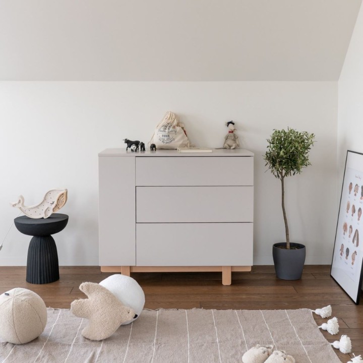 Komoda z regałem Basic kaszmir w pokoju dziecka