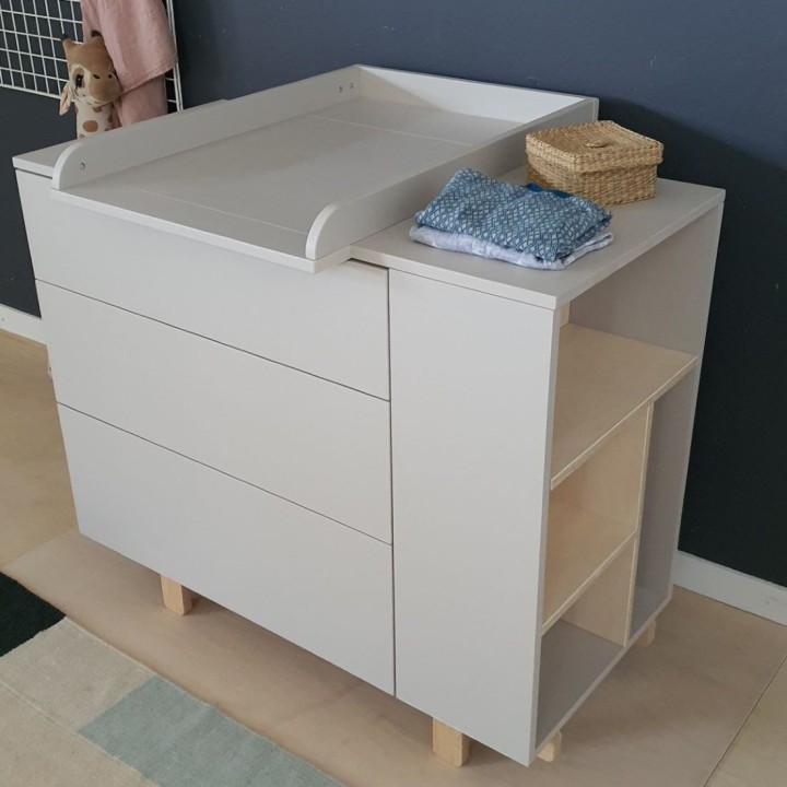 Zbliżenie na przewijak w kolorze kaszmiru na komodzie Basic