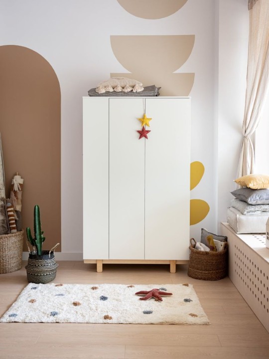 Aranżacja pokoju z białą szafą z regałem Basic