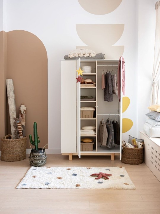 Wnętrze szafy z regałem Basic biała z drążkami i półkami