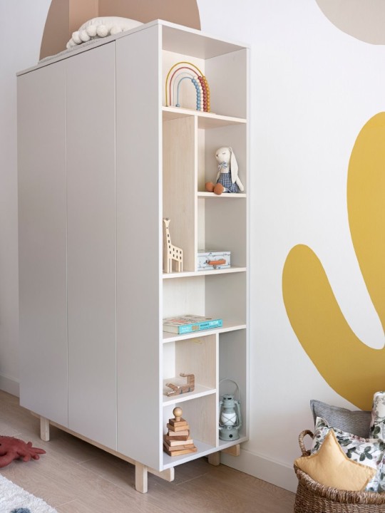 Boczny regał szafy Basic kaszmir z książkami i zabawkami