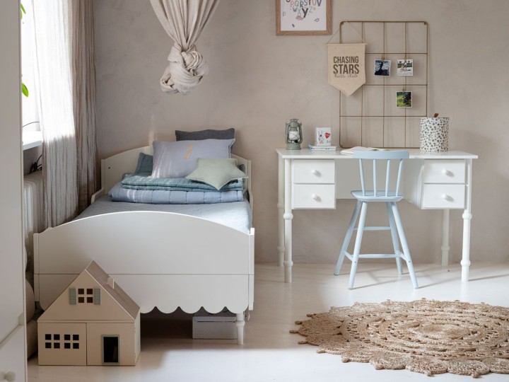Biurko z szufladami Babushka ustawione obok łóżka