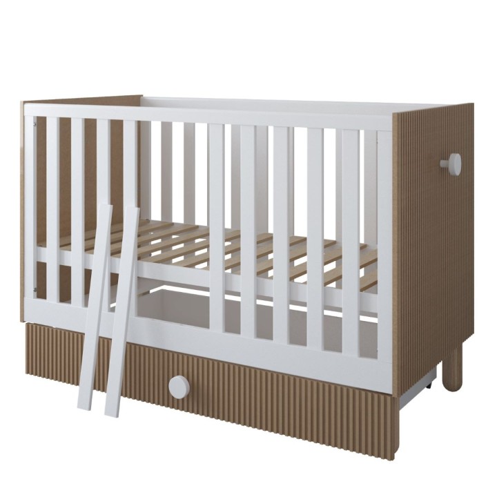 Łóżeczko Cocolo białe z szufladą na pościel i bukowymi nóżkami