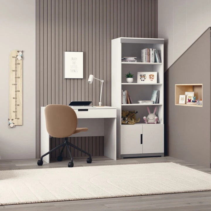 Aranżacja pokoju chłopca z biurkiem i regałem Jimmy