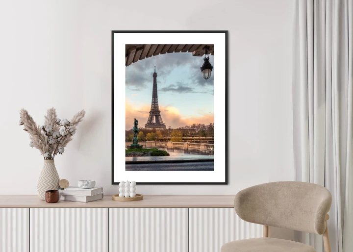 Plakat Widok Na Wieżę Eiffla Z Mostu Bir Hakeim