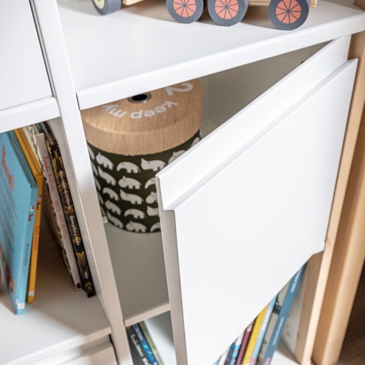 Detal drzwiczek komody Funflex 4 drzwi MDF w pokoju młodzieżowym