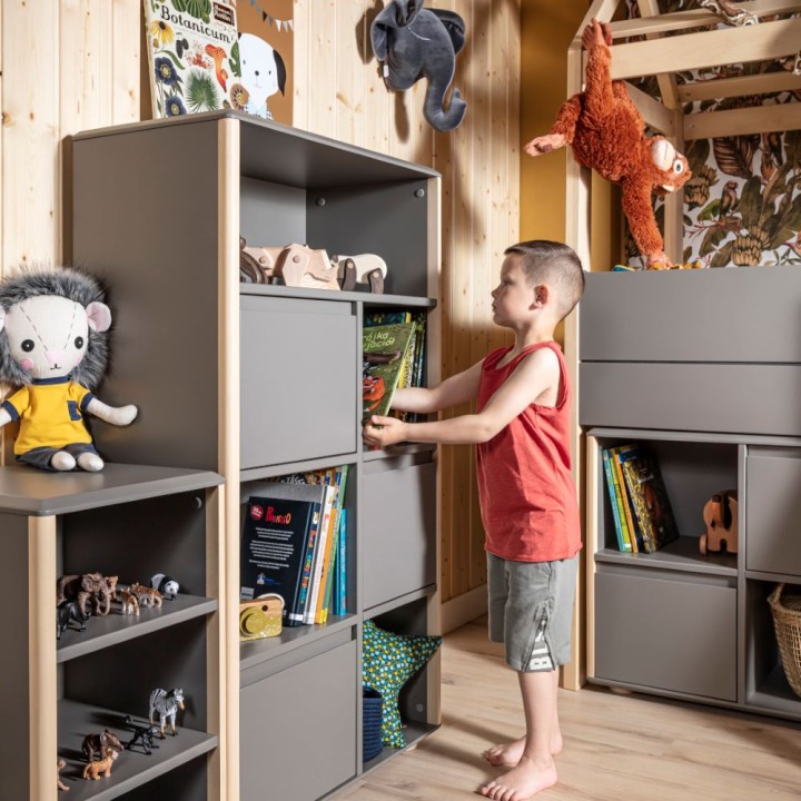 Regały Funflex w aranżacji pokoju z szarymi meblami