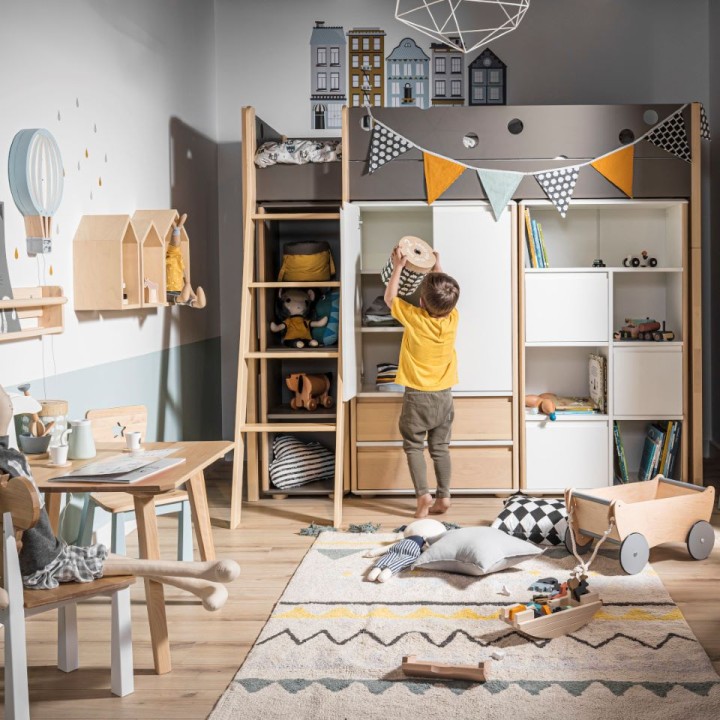 Regał wysoki wąski Funflex biały w aranżacji pokoju z łóżkiem piętrowym